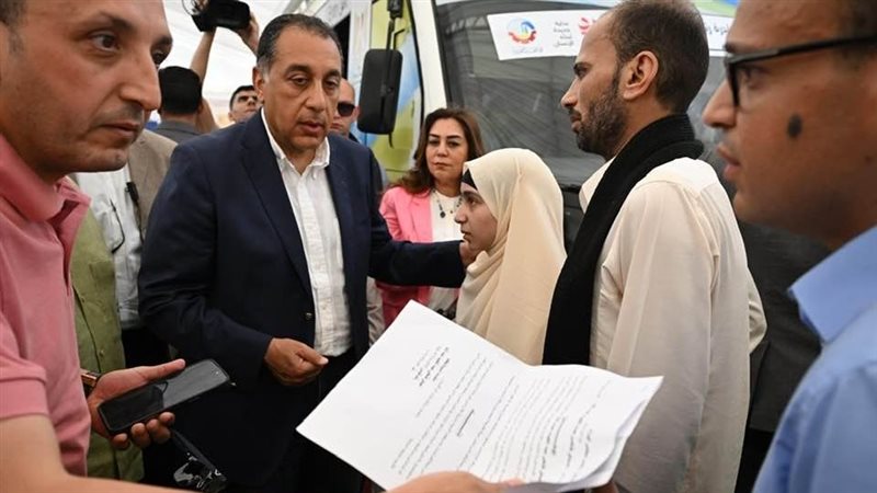 رئيس الوزراء مع مواطني