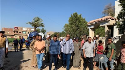 مياه سوهاج تدفع بـ 21 معدة لاحتواء أزمة غرق منازل نجع الدير بالصرف الصحي