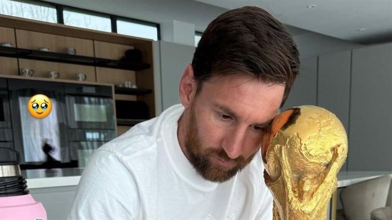 لونيل ميسي رفقه كأس