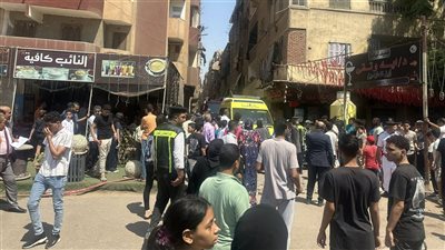 على الرصيف ينتظرون الأمل.. أسر حدائق القبة تترقب أنفاس أحبائهم من تحت الأنقاض
