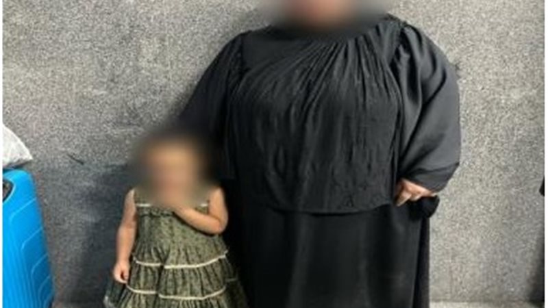 الطفلة مع والدتها