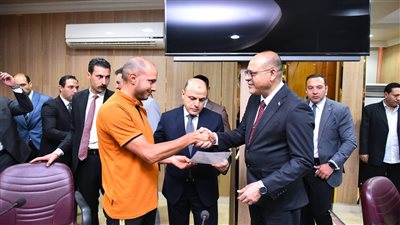 تسليم عقود عمل و شهادات تدريب.. تعاون مشترك بين العمل ومحافظة كفرالشيخ 