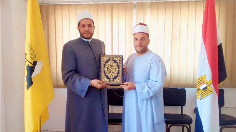 تكريم إمام مسجد بالعريش