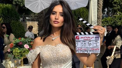 زينة أنيقة بفستان زفاف ضمن تصوير 