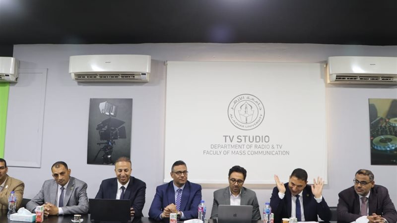 مناقشة مشروعات تخرج