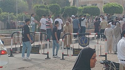 طلاب الثانوية العامة يتوافدون على لجان الفيزياء والتاريخ بدمياط وسط ترقب ومراج