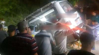 مصرع شخص وإصابة 15 آخرين في انقلاب ميكروباص بترعة بدمياط |صور