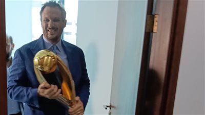 «خد الكاس معاه» .. ممدوح عيد فى الإمارات للاحتفال بإنجاز بيراميدز