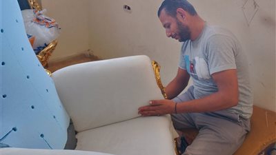 رحلة داخل ورشة تنجيد كراسي تكشف أسرار المهنة الدمياطية