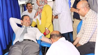 محافظ دمياط يشارك في اليوم العالمي للتبرع بالدم ويطلق حملة توعوية واسعة
