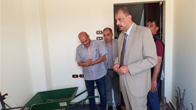 محافظ سوهاج يتفقد معرض تسويق المنتجات الحرفية بحي الكوثر |صور 