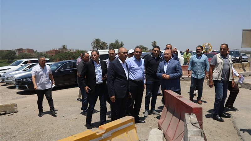 وزير النقل خلال الجولة