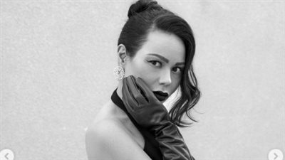 تشبه نجمات الزمن الجميل .. إطلاله ساحرة للإعلامية أسما إبراهيم 