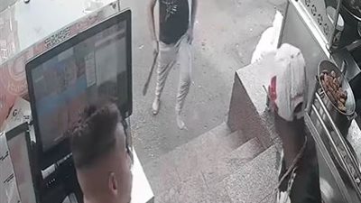 شاب يحمل 