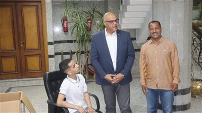 محافظ القليوبية يوفر كرسياً كهربائياً لمواطن من ذوي الهمم استجابةً لطلبه 