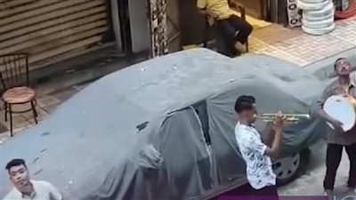 شباب في شوارع الإسكندرية يعزفون 