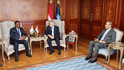 «هيئة قناة السويس» تتعاون مع السفير الإيفواري في مجالات تطوير الموانئ والتدريب