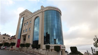 السلطة الفلسطينية تلجأ للاقتراض من البنوك لصرف رواتب الموظفين