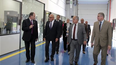 رئيس «العربية للتصنيع» يتفقد بدء التشغيل التجريبي لمصنع مستلزمات جراحة العظام