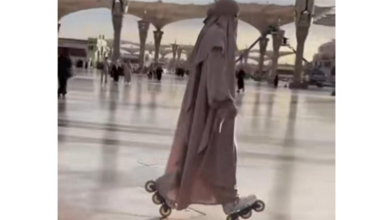 فتاة تتزلج داخل المسجد