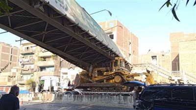 سقوط كوبري مشاة بطوخ إثر اصطدام سيارة بمعدة ثقيلة.. وتحويلات مرورية عاجلة