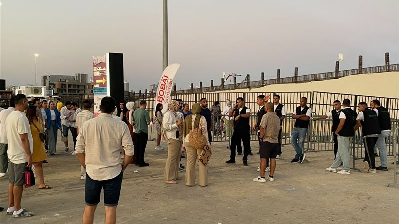توافد الجماهير لمسرح