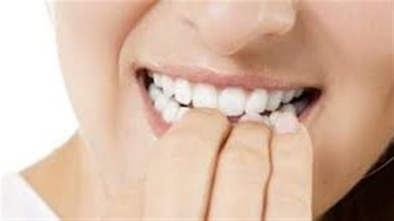 أسباب عادة قضم الأظافر..
