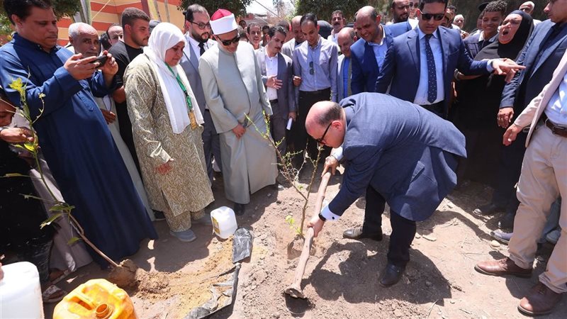 محافظ كفرالشيخ أثناء