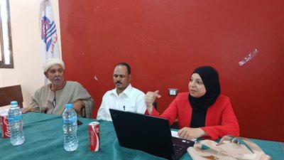 جلسة نقاشية بين المجتمع المحلى والشركة المنفذه لمشروع الطاقة الشمسية بقنا