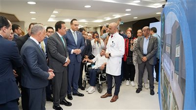 وزير الصحة يتفقد مجمع الإسماعيلية الطبي ويطلق مبادرة “رعايتك في بيتك” 