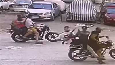يستقلون دراجات نارية.. عصابة مسلحة تثير الذعر بشبرا وتحقيقات أمنية لضبطهم 