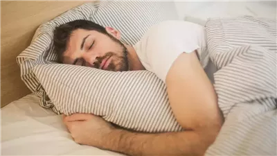 طبيب يكشف عن خدعة غذائية بسيطة يمكن أن تساعدك على النوم بشكل أفضل في الليل.