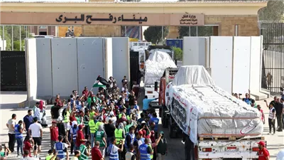 مصادر: دخول 166 شاحنة مساعدات إلى غزة عبر معبري زكيم وكرم أبو سالم