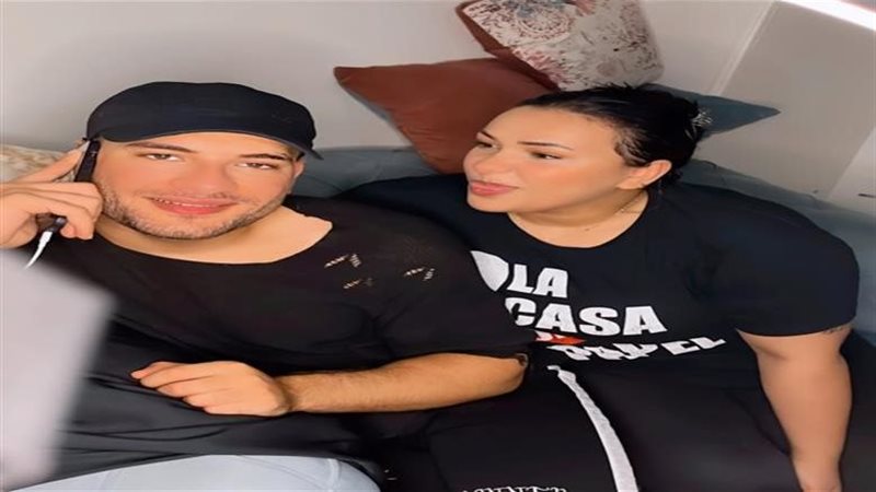 مسلم وشقيقته أيه