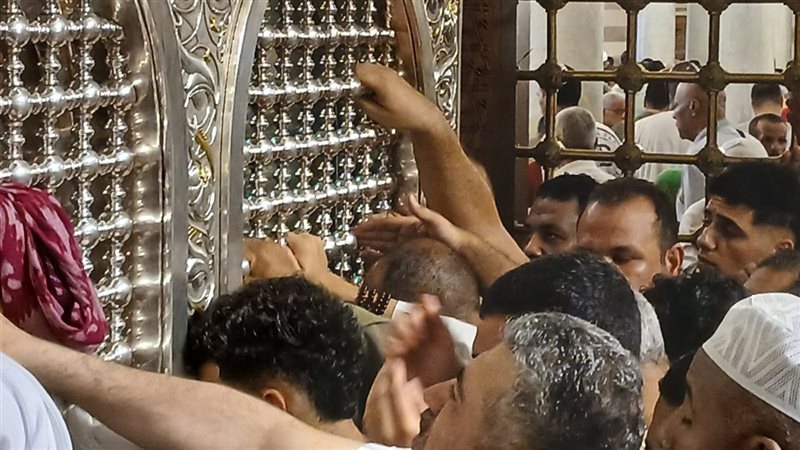 توافد المصليين عقب