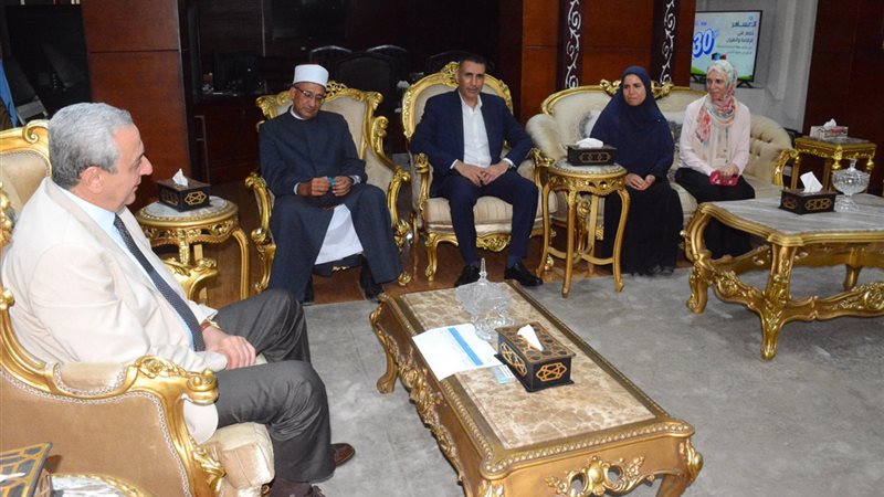 محافظ الغربية أثناء