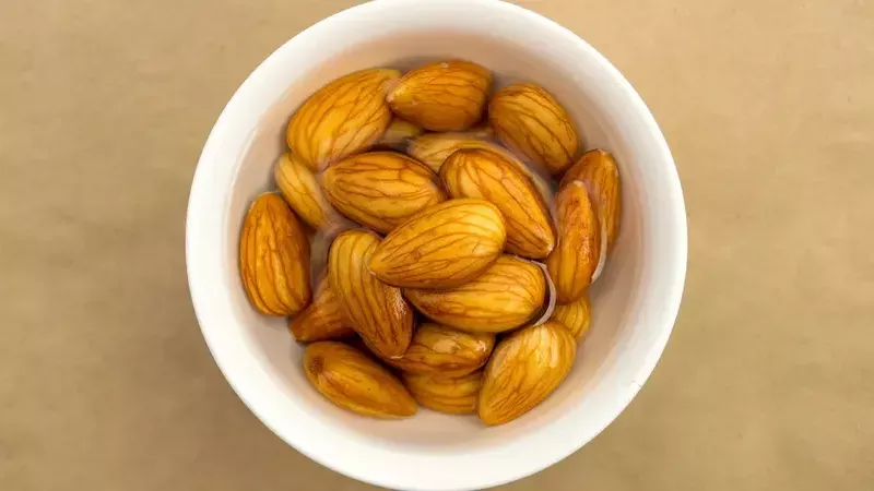 اللوز