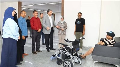 فى لفتة إنسانية.. محافظ دمياط يُسلم كرسى كهربائي متحرك لشاب من ذوى الهمم