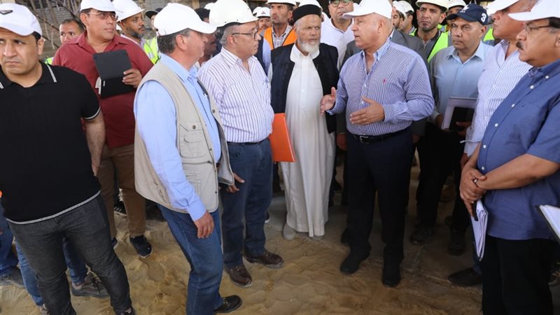 وزير النقل خلال الجولة