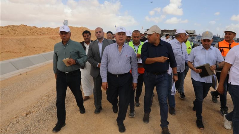 وزير النقل خلال الجولة