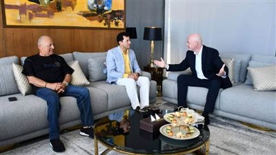وزير الرياضة يلتقي إنفانتينو على هامش زيارته إلى القاهرة 