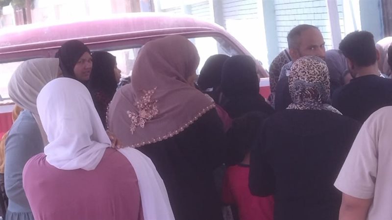 حشد جماهيري أمام