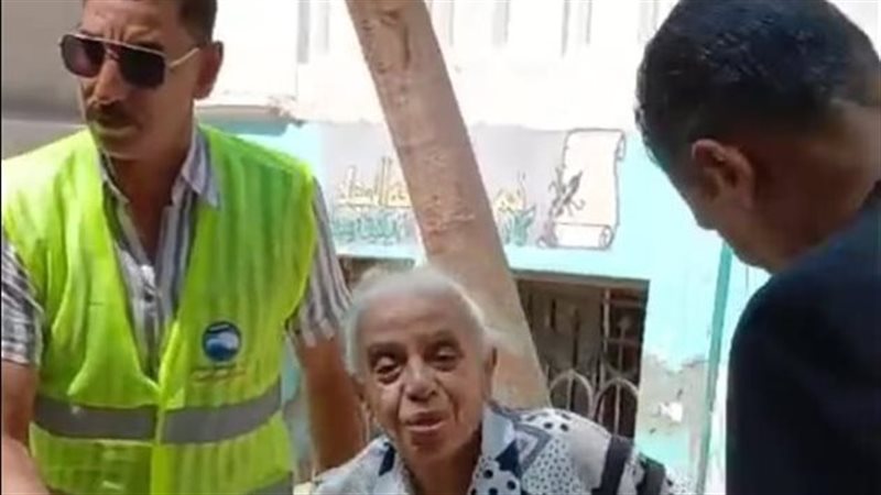 مسنة تدلي بصوتها