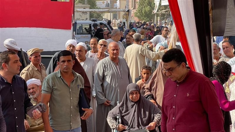طوابير مبكرة أمام