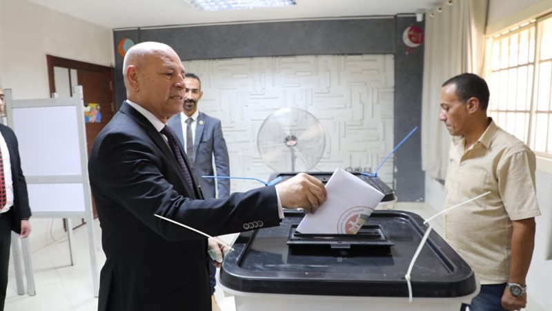 محافظ القاهرة أثناء