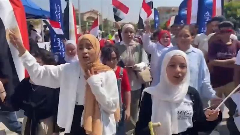 ترديد الأغاني الوطنية