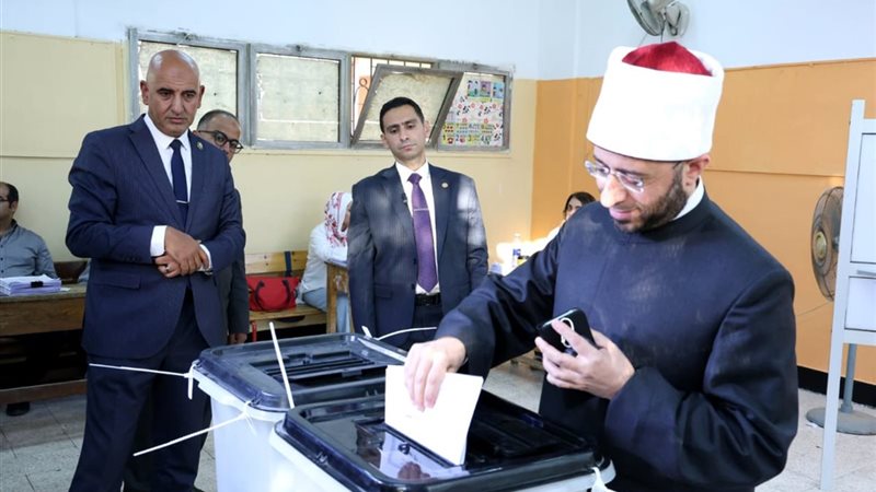 وزير الأوقاف يدلي
