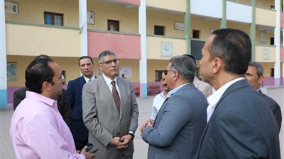 محافظ الجيزة يتابع سير العملية الانتخابية ميدانيًا بأحياء الدقي وجنوب الجيزة