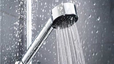 الاستحمام ليلاً أم صباحاً.. أي وقت يمنحك نوماً أعمق؟ 