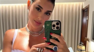 الفنانة ياسمين صبري تظهر بإطلالة شاطئية والسعر خيالي